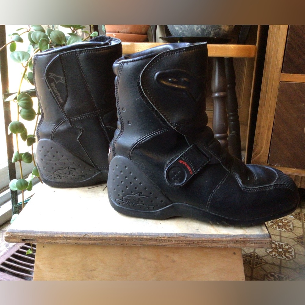 Alpinestars waterproof ridge riding boot in size 7.5 and are all black